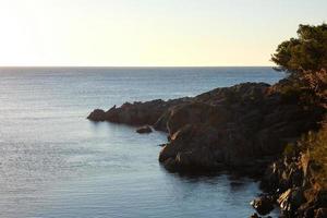 camino costero en la costa brava catalana en la ciudad de s'agaro foto