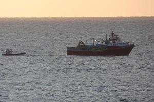 pescadores que regresan de pesca al amanecer después de pasar toda la noche en el mar. foto