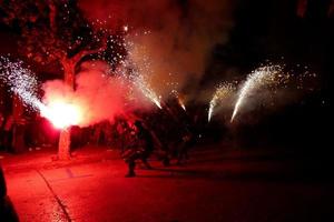 foto abstracta de diablos y fiestas de fuegos artificiales.