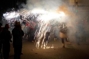 foto abstracta de diablos y fiestas de fuegos artificiales.