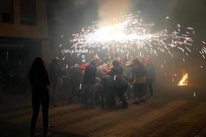 foto abstracta de diablos y fiestas de fuegos artificiales.