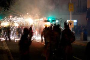 foto abstracta de diablos y fiestas de fuegos artificiales.
