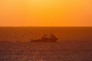 pescadores que regresan de pesca al amanecer después de pasar toda la noche en el mar. foto
