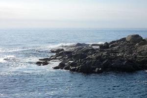 rocas y mar en la costa brava catalana, mar mediterráneo, mar azul foto