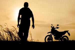 lente borrosa, motocross en un hermoso concepto de turismo de aventura independiente de montaña ligera foto