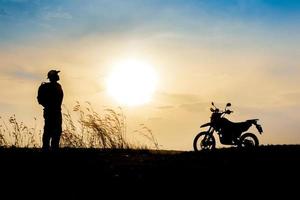 hombre con motocross hermoso concepto de turismo de aventura independiente de montaña ligera foto