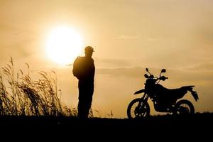 hombre con motocross hermoso concepto de turismo de aventura independiente de montaña ligera foto