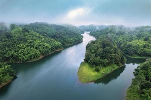 abundancia de selva tropical con niebla y río que fluye por la mañana en el parque nacional foto