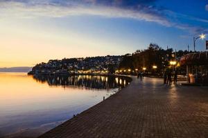 las luces brillan en ohrid foto