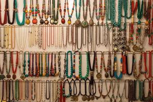 joyas de cuentas de colores del mercado nocturno de tibet, colgar en el mostrador goa, india foto