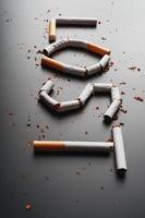 la inscripción perdida de los cigarrillos en un fondo negro. deja de fumar. el concepto de fumar mata. inscripción de motivación para dejar de fumar, hábito poco saludable. foto