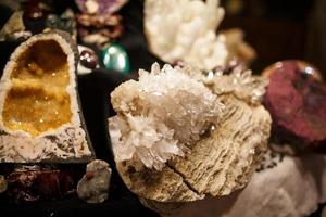 piedras naturales y minerales en el mostrador del mercado nocturno para turistas goa