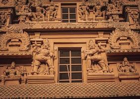 el gran templo tanjore o el templo brihadeshwara fue construido por el rey raja raja cholan en thanjavur, tamil nadu. es el templo más antiguo y más alto de la india. este templo figura en el patrimonio de la unesco foto