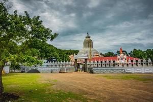 sri maha bhairavar rudra aalayam es un famoso templo indio en tiruvadisoolam, chengalpattu, tamilnadu, sur de la india. el famoso templo del dios hindú, el mejor lugar turístico de la india foto