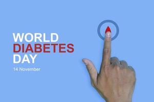 vista superior inscripción día mundial de la diabetes y gesto de mano con gota de sangre roja en manos de hombre aisladas en un fondo azul. Día mundial de la diabetes, 14 de noviembre. copie el espacio., conciencia de la salud foto