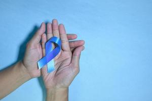 cintas azules sobre fondo azul con la palabra día mundial de la diabetes, conciencia de la salud de los hombres de noviembre, azul de noviembre. conciencia de la diabetes foto