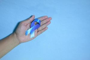 cintas azules sobre fondo azul con la palabra día mundial de la diabetes, conciencia de la salud de los hombres de noviembre, azul de noviembre. conciencia de la diabetes foto
