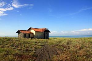 sangatta, kutai oriental, kalimantan oriental, indonesia, 2022 - casa abandonada en la costa. purworejo, java central, indonesia. foto