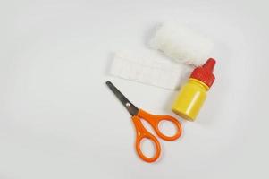 vendajes médicos con tijeras, antiséptico y yeso adhesivo. Equipo medico. foto