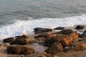 las piedras yacen a orillas del mar mediterráneo. foto