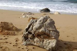 las piedras yacen a orillas del mar mediterráneo. foto