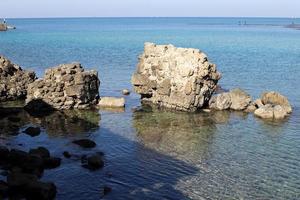 las piedras yacen a orillas del mar mediterráneo. foto