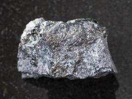 mineral de magnetita sobre fondo oscuro foto