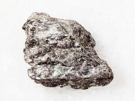 piedra de esquisto de cuarzo-biotita en bruto sobre blanco foto