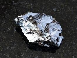 áspera esfalerita zink blenda roca sobre negro foto