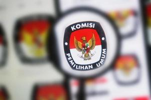 sangatta, kalimantan oriental, indonesia, 2020 - kpu komisi pemilihan umum o logotipo de la comisión electoral general bajo una lupa con enfoque selectivo foto