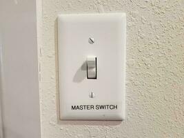 interruptor de luz en la pared con etiqueta de interruptor principal foto