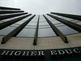 mirando hacia el alto rascacielos del edificio de educación superior foto