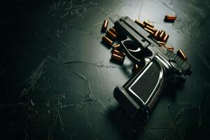 pistola con cartuchos en la mesa de hormigón oscuro. foto