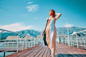 mujer en el muelle. foto