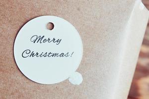 etiqueta redonda de cartón con inscripción de feliz navidad. foto