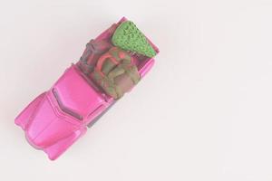 endecha plana de un pequeño automóvil de recogida púrpura. foto