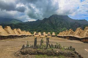 pueblo de wae rebo, wae rebo es un antiguo pueblo de manggaraian, situado en el agradable y aislado paisaje montañoso. siente aire fresco y ve el hermoso momento en flores, indonesia foto