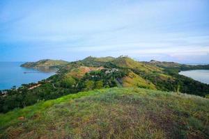 paisaje con montañas y lago. hermoso paisaje en labuan bajo, islas como pedazos de cielo dispersos en la tierra foto