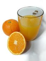 jugo de naranja fresco con frutas, aislado en blanco foto