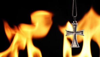 símbolo cristiano cruz en llamas foto