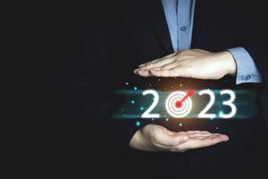 establecimiento de objetivos de año nuevo, mejores ideas año nuevo. concepto de desarrollo y planificación de objetivos de crecimiento empresarial para 2023, planes empresariales y adición de indicadores, foto