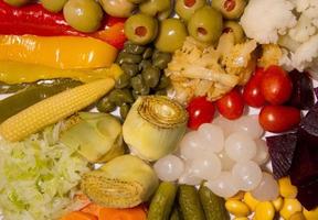 encurtidos de fondo de verduras variadas vistas desde arriba foto