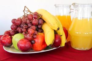 variedad de frutas frescas servidas en un plato foto