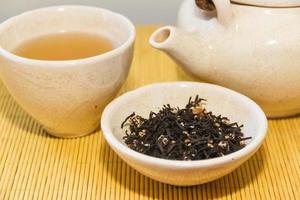 té chino caliente servido en la mesa foto