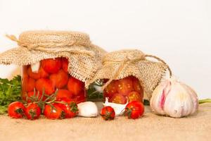 tomates cherry encurtidos en vinagre con ajo y especias foto