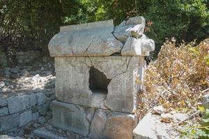 sarcófago en la ciudad antigua de olympus en kumluca, antalya, turkiye foto