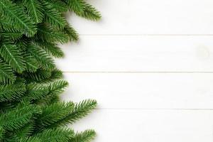 vista superior del fondo de Navidad hecho de ramas de abeto. concepto de año nuevo con espacio de copia sobre fondo de madera foto