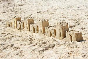 castillo de arena en la playa en un día de verano foto