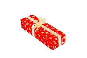 navidad u otro regalo hecho a mano en papel rojo con cinta dorada. aislado sobre fondo blanco, vista superior. concepto de caja de regalo de acción de gracias foto