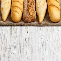 diferentes tipos de baguette sobre un fondo de madera foto